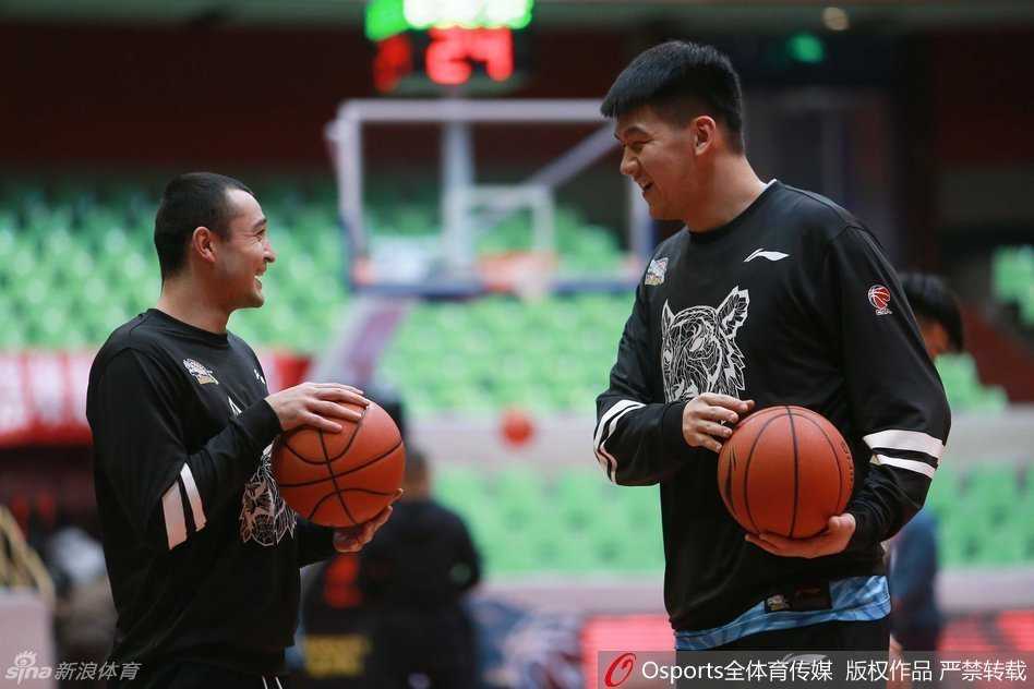 赛前热身时，身披四川队战袍的孟达与客队新疆阵中的老队友王磊，在球场中圈附近不期而遇。两人双手紧握，脸上洋溢着久别重逢后的真挚笑容，仿佛周围震天的呐喊与即将到来的生死大战都与他们无关，只有故人相见的喜悦。