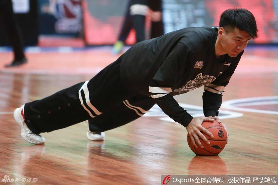 球馆的另一侧，孟达正进行着赛前的最后拉伸。他眼神专注而坚定，舒展的身体线条仿佛一张拉满的弓。就在几个小时前，他刚刚与王磊谈笑风生，而此刻，这位川军的老将已经将全部的注意力聚焦在即将到来的恶战上，准备在三分线外张弓搭箭。