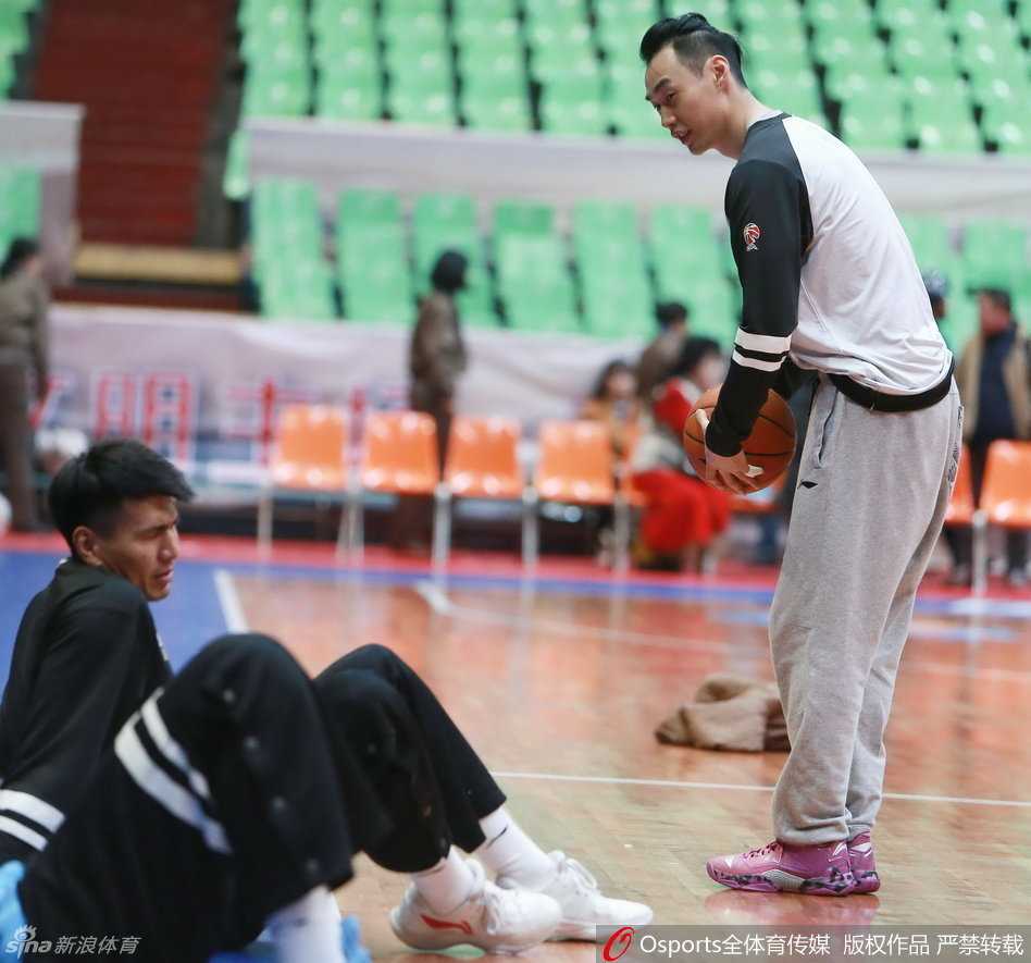 四川队主帅杨学增双手插兜，一脸从容地注视着场内。在这位以“跑轰”战术著称的教头指挥下，四川队虽然被对手疯狂追分，但他依然保持着沉稳的气度，仿佛一切尽在掌握。他的运筹帷幄，正是这支青年军能够一黑到底的定海神针。