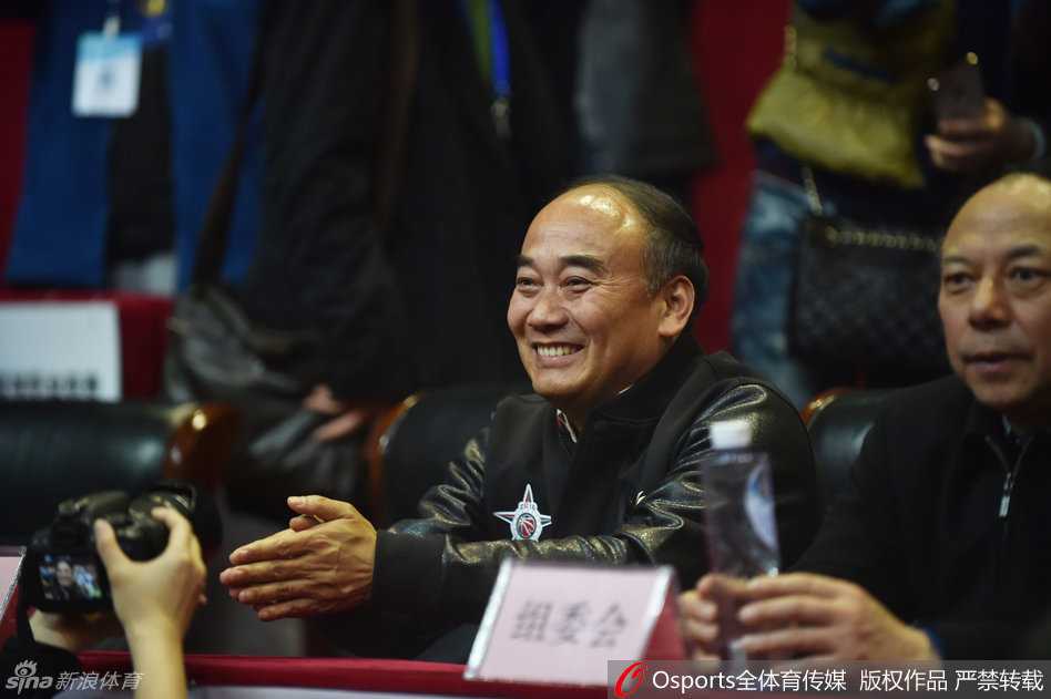 夺冠后的颁奖典礼上，四川队全体成员簇拥着金光闪闪的至尊鼎。队员们兴奋地伸出手触摸奖杯，五彩的纸屑从天而降，每一张面孔都洋溢着梦想成真的光彩，这一刻属于四川篮球的每一个奋斗者。