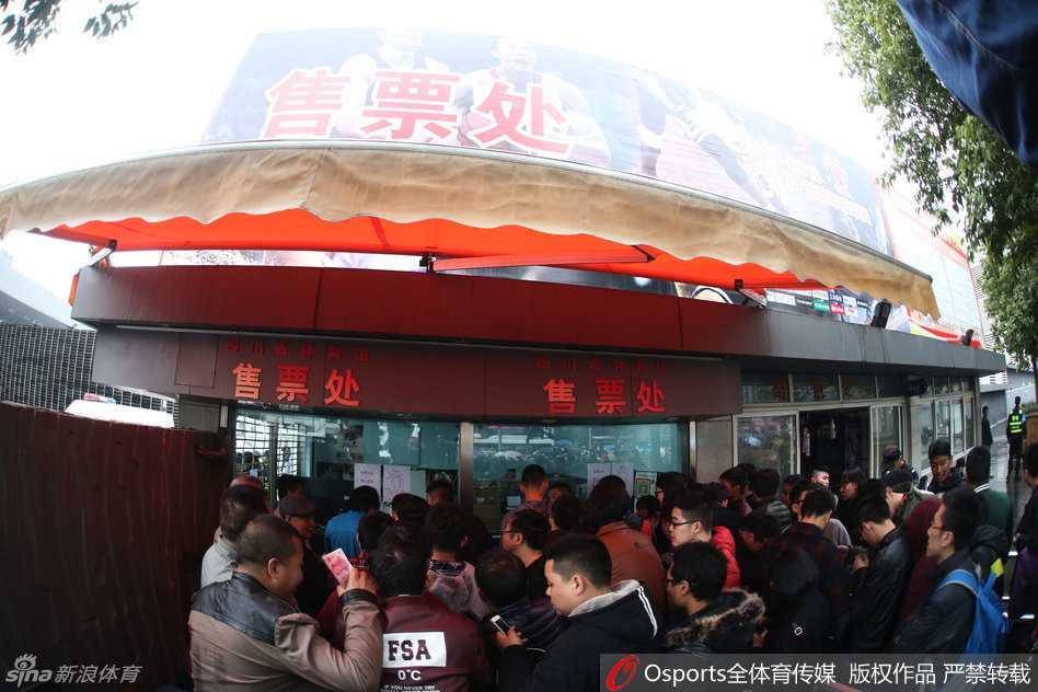 售票人员正在紧张忙碌地进行售票工作，窗口外是无数双急切而渴望的眼睛，每一张递进来的钞票都代表着一份对四川篮球的坚定支持。