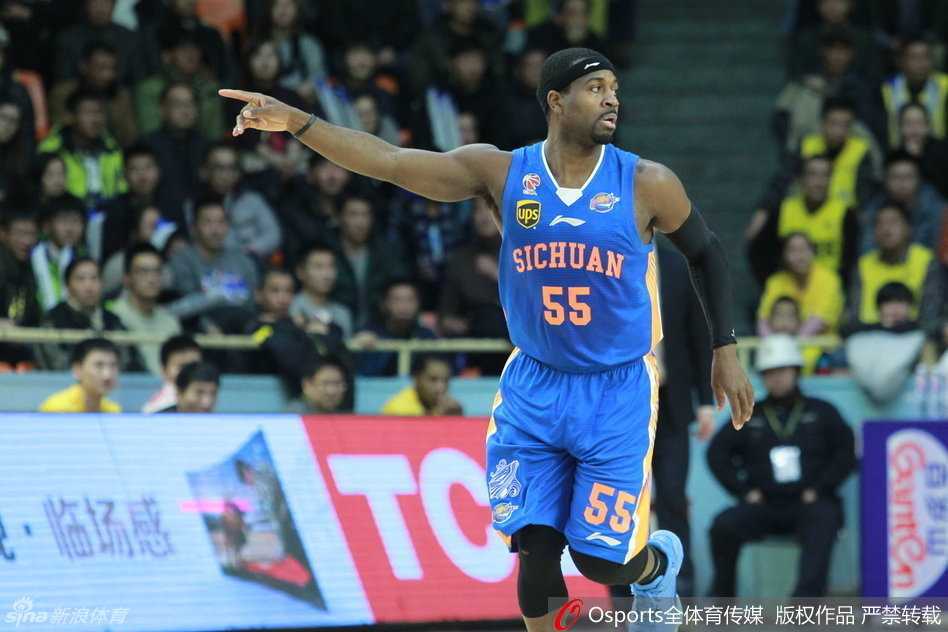 四川男篮主帅杨学增场边运筹帷幄，神情笃定，他麾下的三外援军团已将客场变为屠宰场。