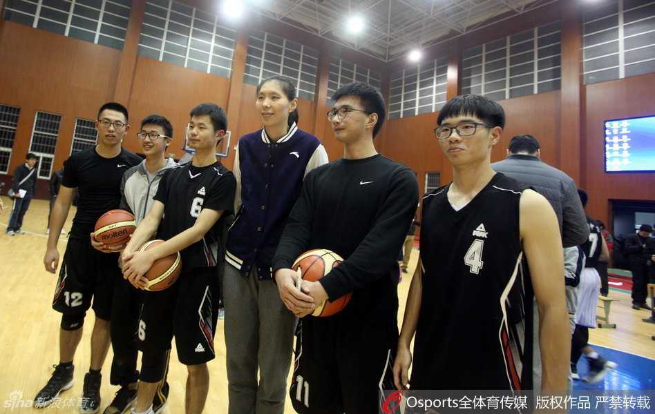 八一队员正欲运球突破，防守的男生脚步扎实，眼神专注，这一刻性别无关胜负，只有对篮球的尊重