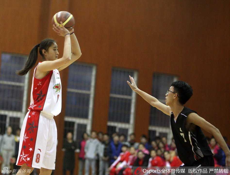 比赛结束后，同学们将心中的英雄刘玉栋团团围住，争相合影留念，记录下这珍贵的瞬间