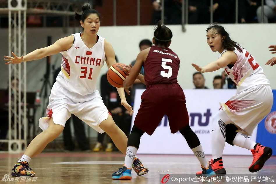 吴迪站上罚球线，全场寂静，她深吸一口气准备稳稳出手，肩负着追分的重任。