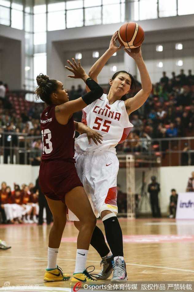 露雯运球加速突破防线，身形矫健如离弦之箭，眼神中充满了向前的冲劲。