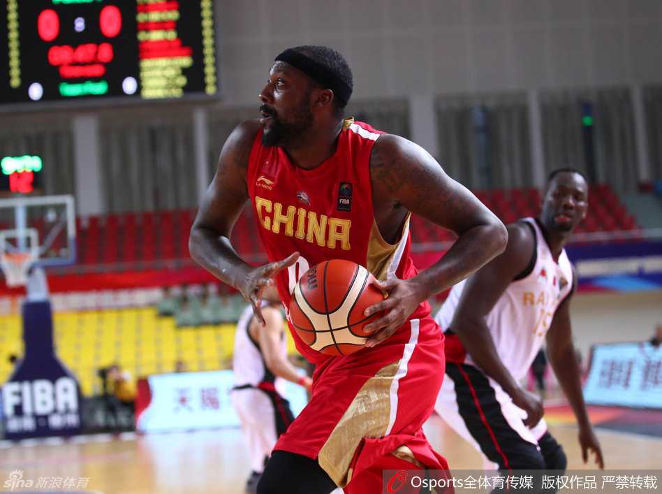 布拉切霸气持球突破,他如山塔一般碾入阿尔雷恩队内线,对手拉拽也无法阻挡其前进的步伐