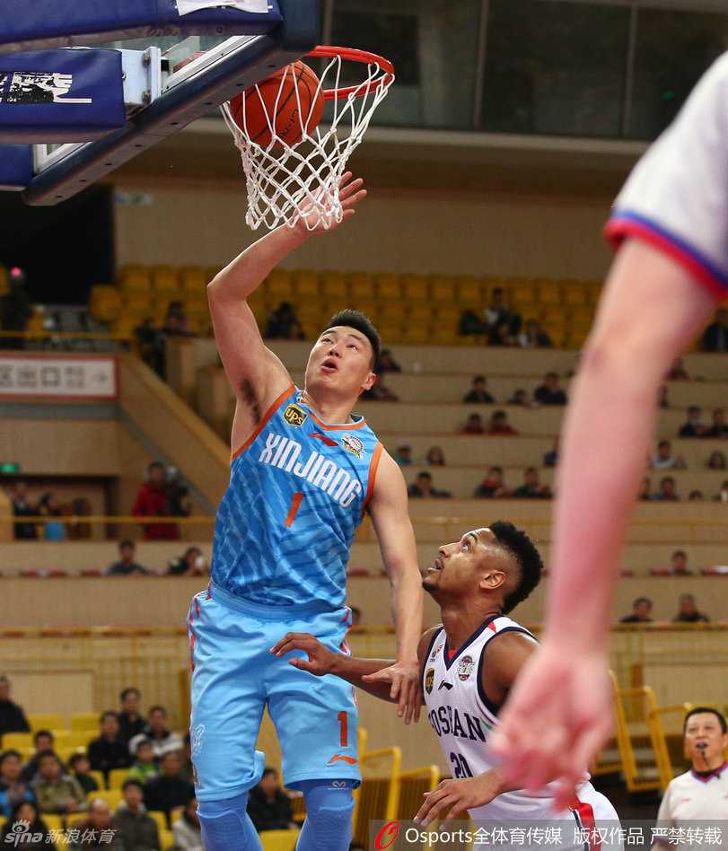 大唐内线背身单打，用经验和技术与年轻的周琦展开一场大中锋之间的硬核对决。