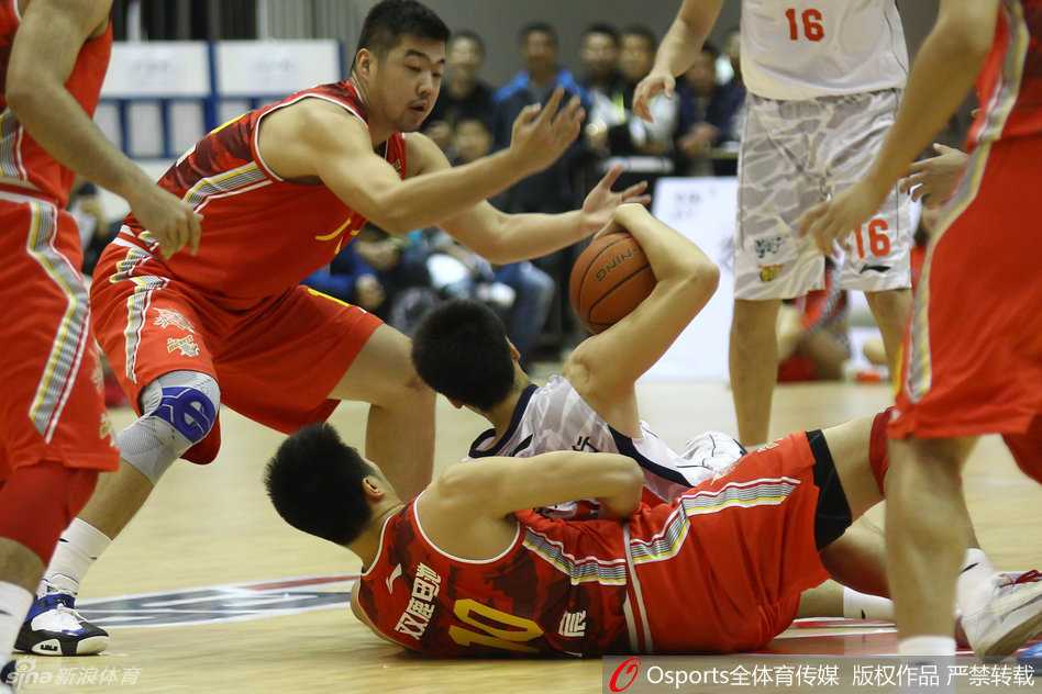 王治郅在低位背身单打，他虚晃一枪后顺势转身，用那招牌式的柔和手感高高跃起跳投，整个动作如同行云流水，定格了岁月也带不走的技术精华。