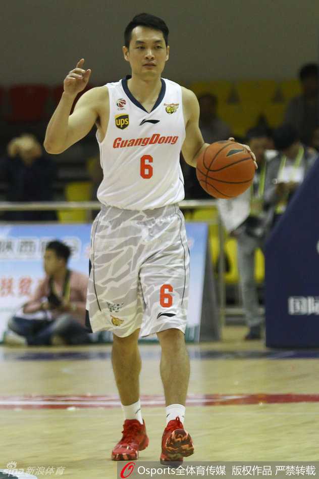 在一次快速攻防转换中，双方球员为了争夺球权同时倒地，人仰马翻的瞬间充满了肌肉碰撞的原始激情，汗水在灯光下显得格外晶莹。