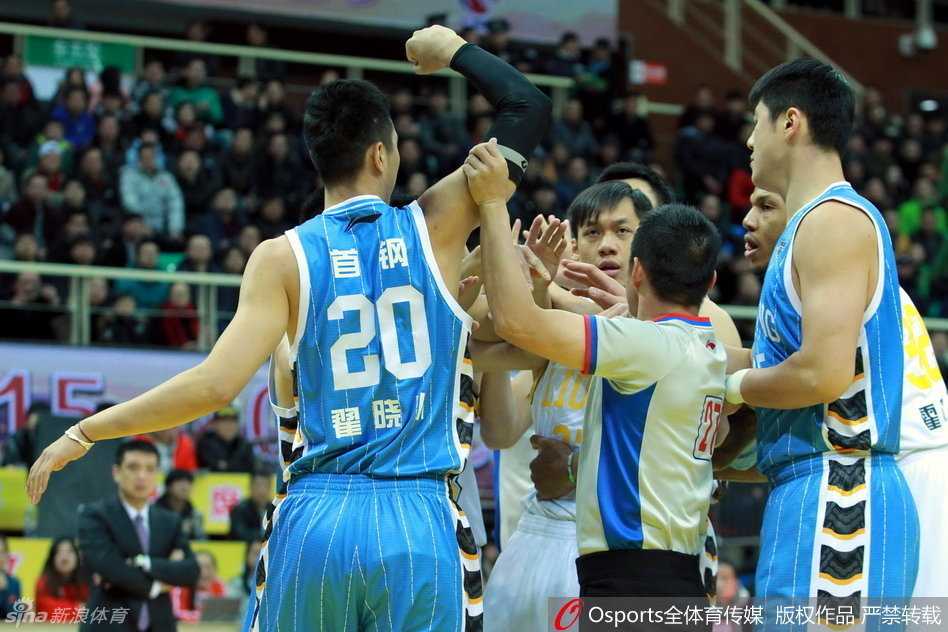 老马持球面对防守，眼神坚毅，在队友的掩护下干拔跳投，篮球离开指尖的瞬间，背景是广厦主场密集的观众席。