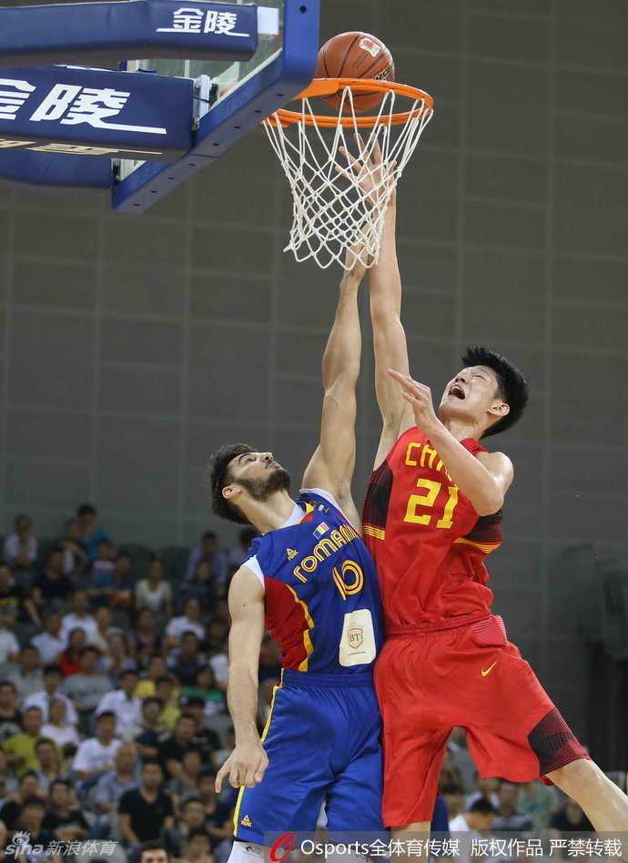 常熟中欧对抗赛激战正酣,国奥青年军胡金秋方硕领衔刮起青春风暴 吴前在命中关键球后激动庆祝,握拳怒吼,脸上洋溢着自信与兴奋,身后的观众席也为之沸腾。