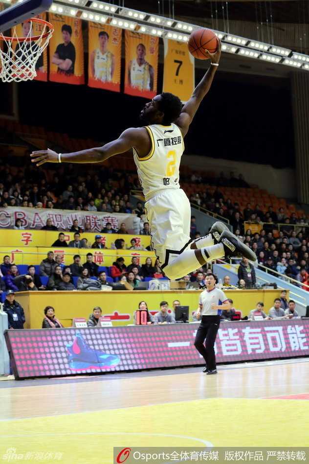 唐正东防守时突然朝霍尔曼手中的球吹气，霍尔曼一脸茫然呆立原地