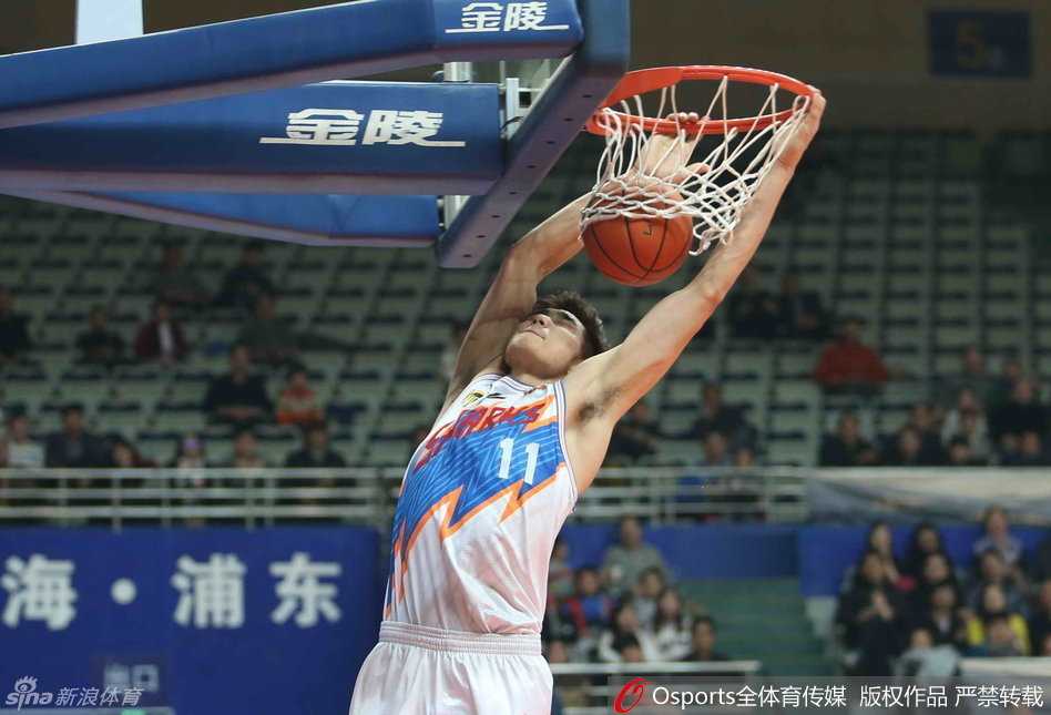 帕戈反击中腾空劈扣，身体在空中完全舒展，对手只能目送皮球入框