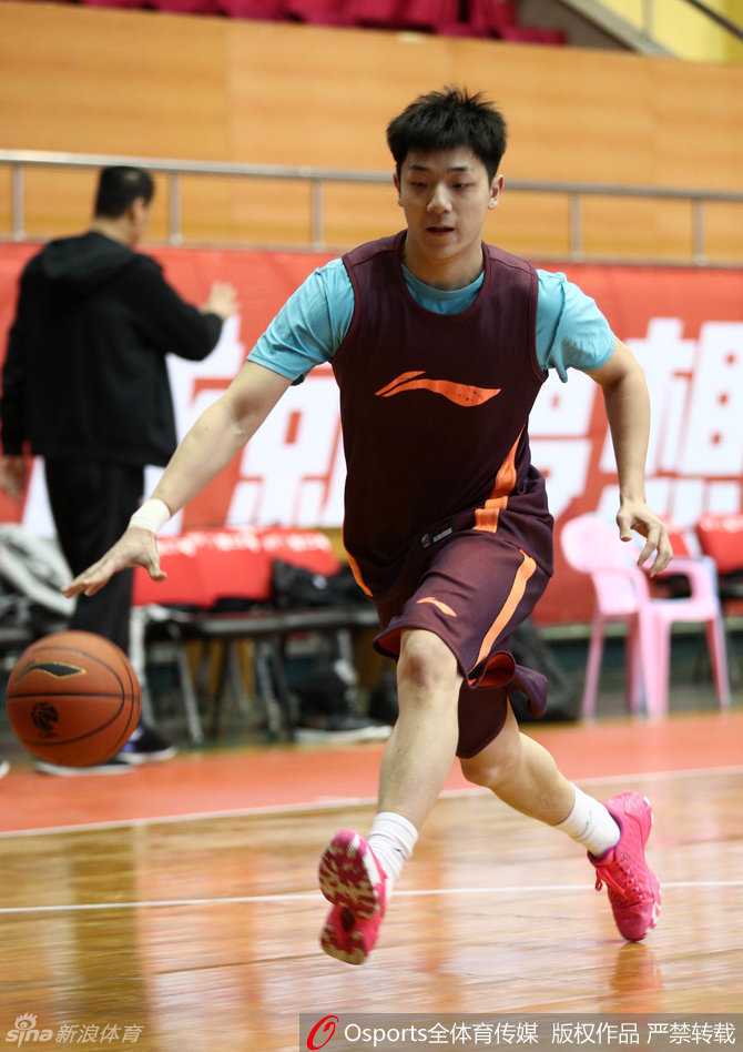 训练场上，多名球员同时进行投篮练习，篮球在空中飞舞，展现出一派备战繁忙的景象。