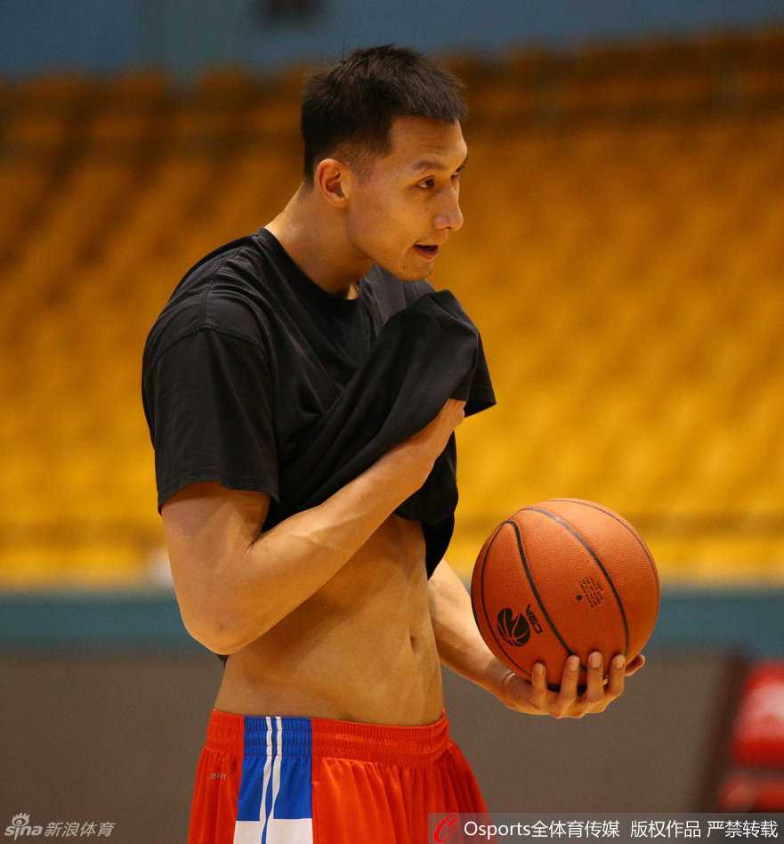 王仕鹏在训练中一丝不苟，尽管大汗淋漓，他依然认真地完成每一次投篮练习，这位老将时刻准备着在季后赛的关键时刻给予对手致命一击。