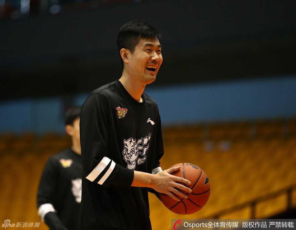 助理教练戈尔正在耐心地协助队员进行拉伸训练，他的专业和细致为球队提供了坚实的后勤保障，确保球员能以最健康的状态迎接高强度的季后赛。