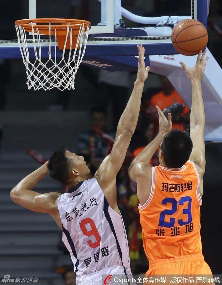 易建联犹如空中长城，一记震撼全场的封盖，直接拒绝了对手的上篮企图，瞬间点燃了广东队的反击激情。