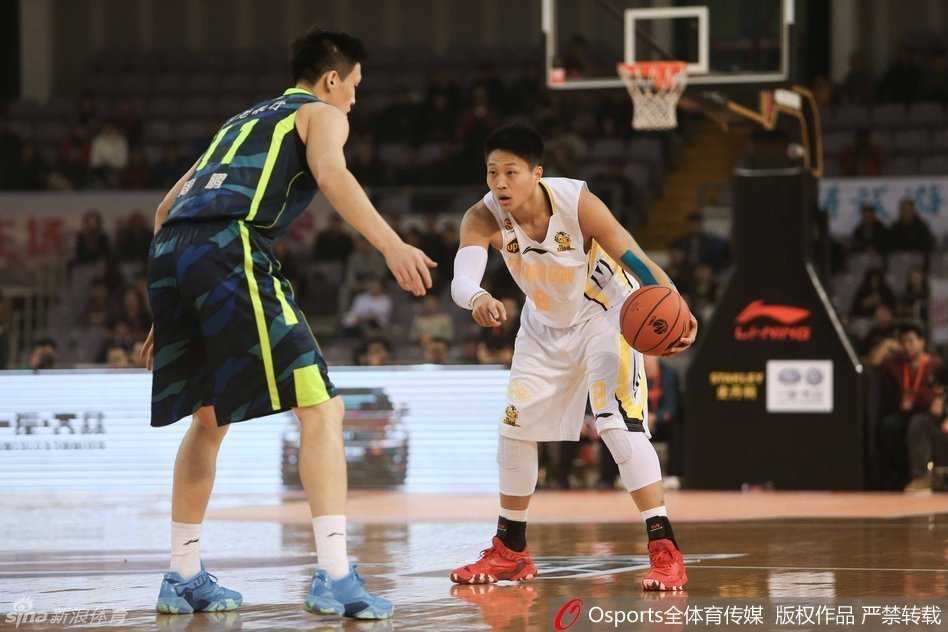 广东宏远激战北控,阿联暴力美学闪耀京城 拜纳姆犹如球队大脑,冷静地组织着每一次进攻,他敏锐地捕捉到了埋伏在篮下的易建联,随时准备送出致命传球。