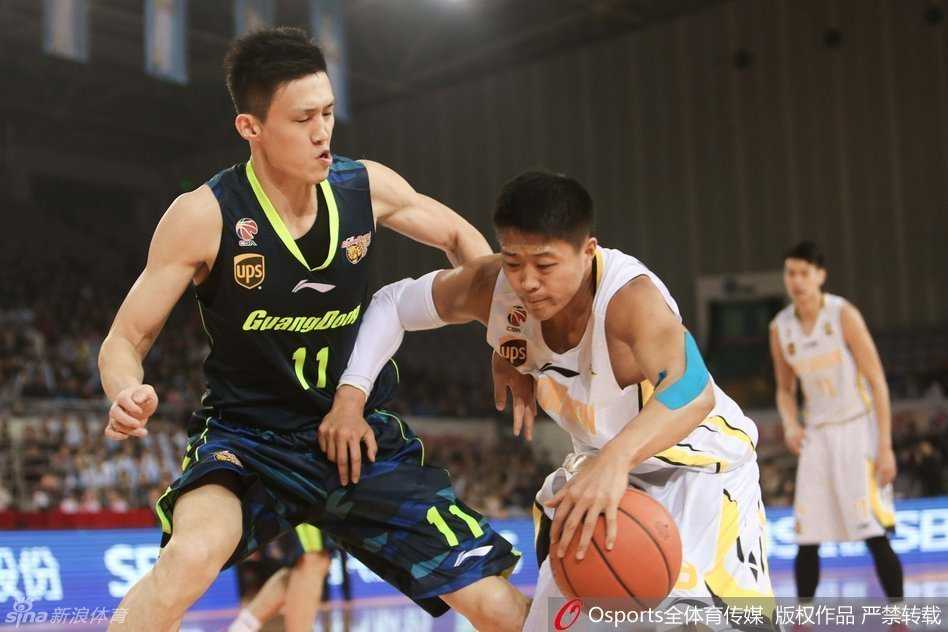 广东宏远激战北控,阿联暴力美学闪耀京城 面对双人包夹,易建联毫无惧色,凭借强悍的核心力量强行起跳,在对抗中将球稳稳送入篮筐,霸气尽显。