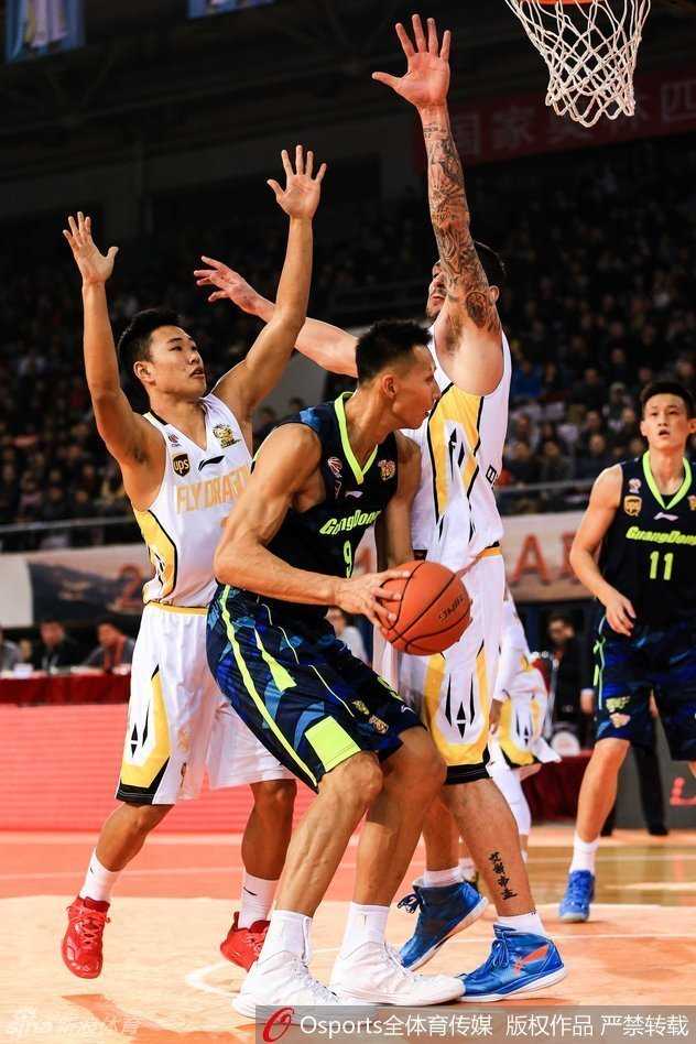 广东宏远激战北控,阿联暴力美学闪耀京城 易建联在人群中高高跃起,凭借敏锐的篮板嗅觉,将球牢牢控制在手中,这是他全场积极拼抢的一个缩影。