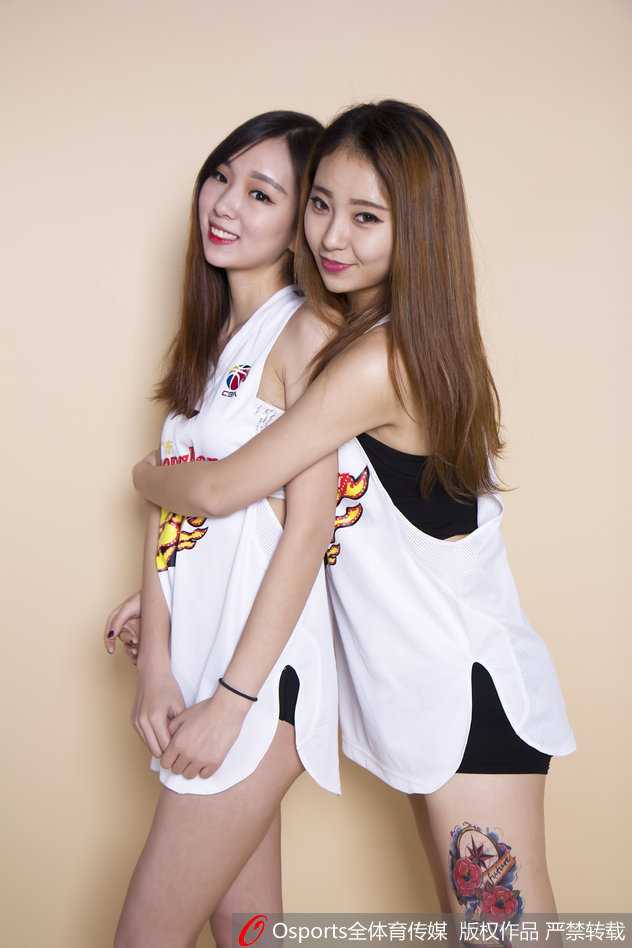 广东宏远篮球宝贝青春洋溢赛场绽放光彩 这张展现了宝贝们“背部夹球”的创意瞬间,三人背对背,用背部轻轻夹住篮球,身体微微后仰,形成一个稳固又充满美感的三角。这个动作不仅新奇有趣,更寓意着三人同心、支持球队的紧密团结。