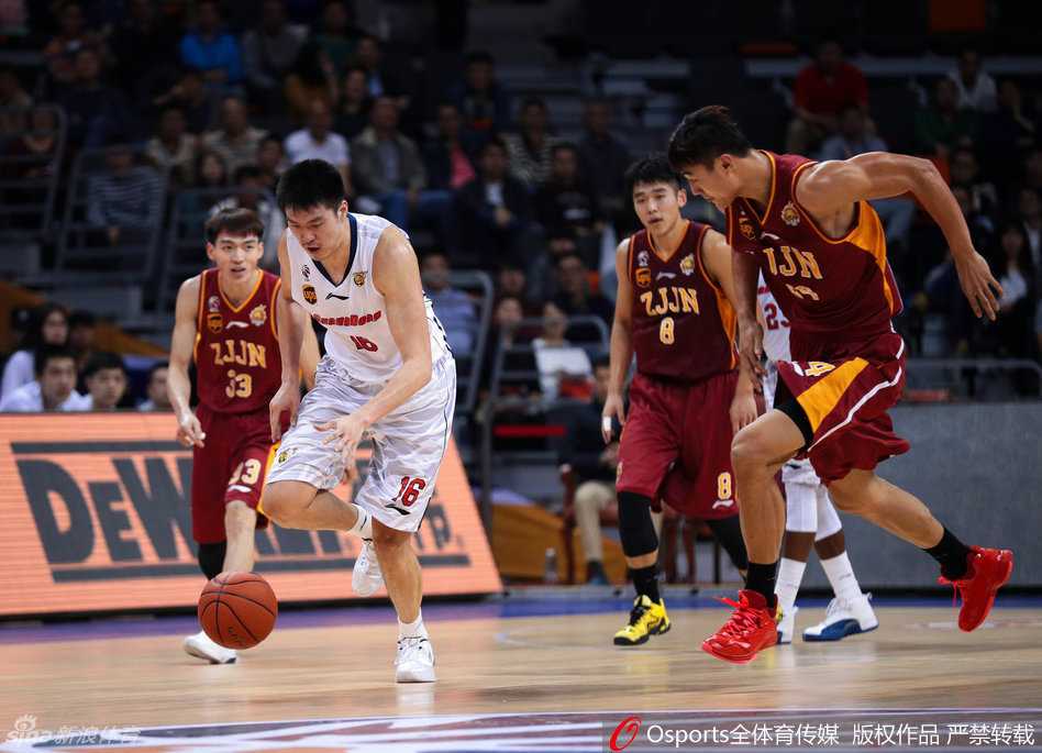 董瀚麟如猛虎下山般持球反击，浙江队球员只能无奈目睹