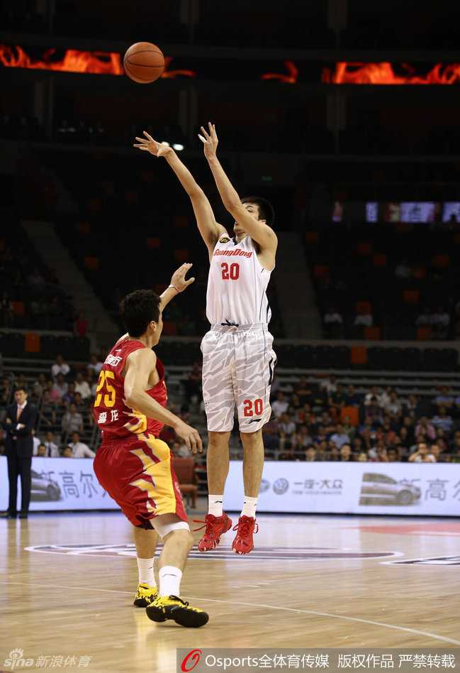 广东宏远鏖战记:阿联的暴扣与钟诚的铁血防线 任骏飞在三分线外果断出手,皮球应声落网,为球队添上关键三分