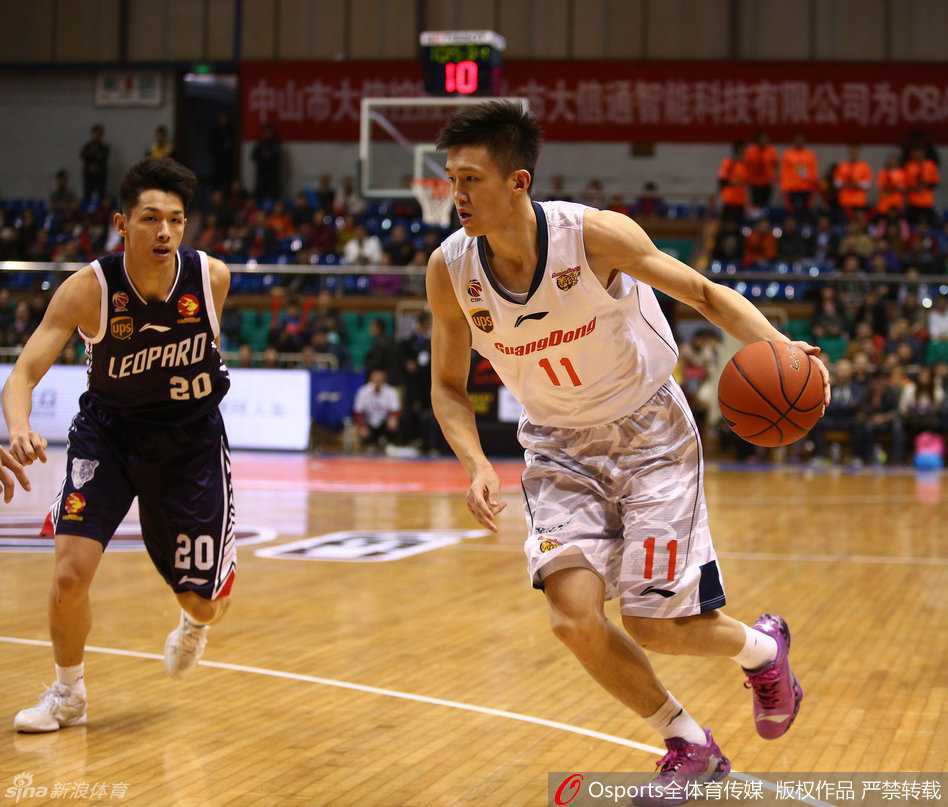 广东德比烽火起 周鹏指挥若定阿联劈扣难救主 易建联面对防守悍然起跳,手臂舒展如大鹏展翅,以一记势大力沉的跳投为广东队缩小分差。