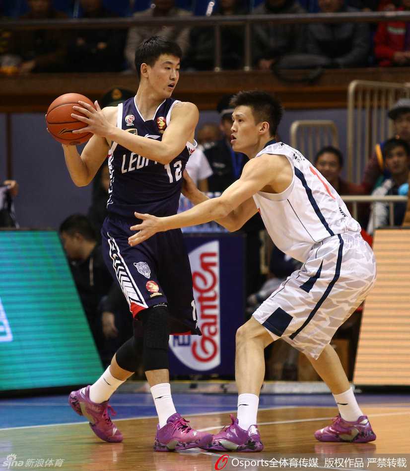 广东德比烽火起 周鹏指挥若定阿联劈扣难救主 易建联腾空而起宛如泰山压顶,以一记遮天蔽日的封盖拒绝了深圳队的上篮,守护着广东队的禁区。