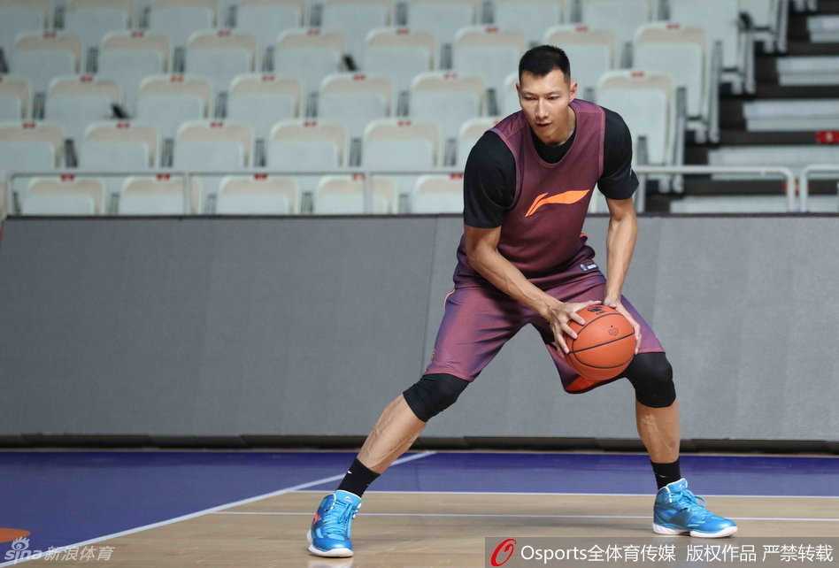 广东男篮公开课:易建联穿定制战靴亮相 阿联试探步神同步布泽尔宝刀未老 易建联低头凝视脚上的定制战靴,黑色的鞋面上点缀着金色细节,仿佛承载着新赛季的雄心,他正在拉伸腿部,为即将开始的对抗训练做着最后准备。