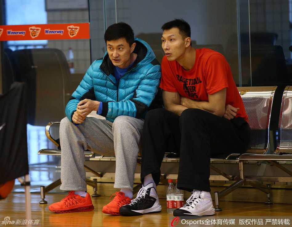 主帅杜锋将易建联拉到一旁，手指场地反复叮嘱防守站位，阿联认真倾听