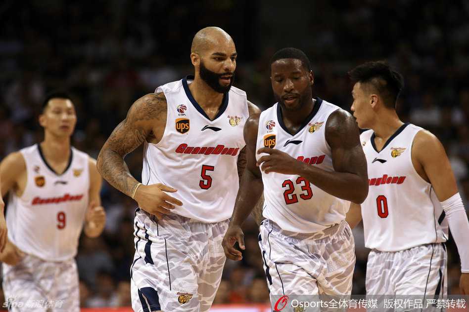 在一次精彩的进攻后，老将易建联与主教练杜锋用力击掌，眼神中充满了信任与坚定，这是将帅同心的最好证明。