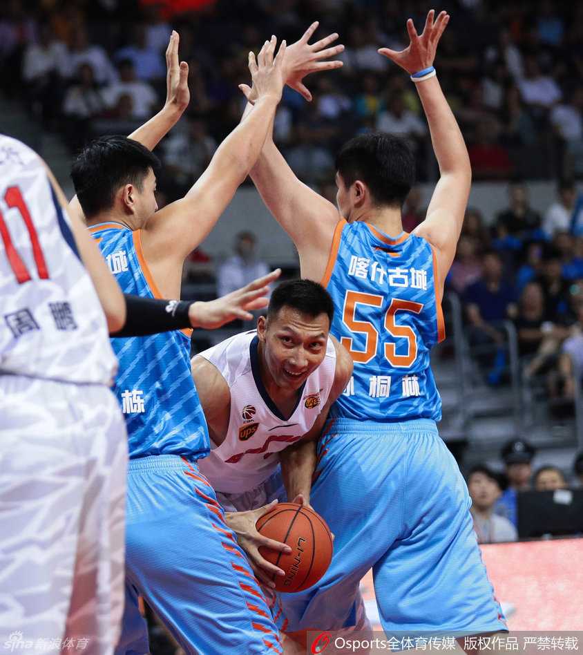 防守悍将周鹏伸长手臂奋力阻挡亚当斯的突破，他用强硬的防守姿态诠释着广东队的外线铁闸本色。