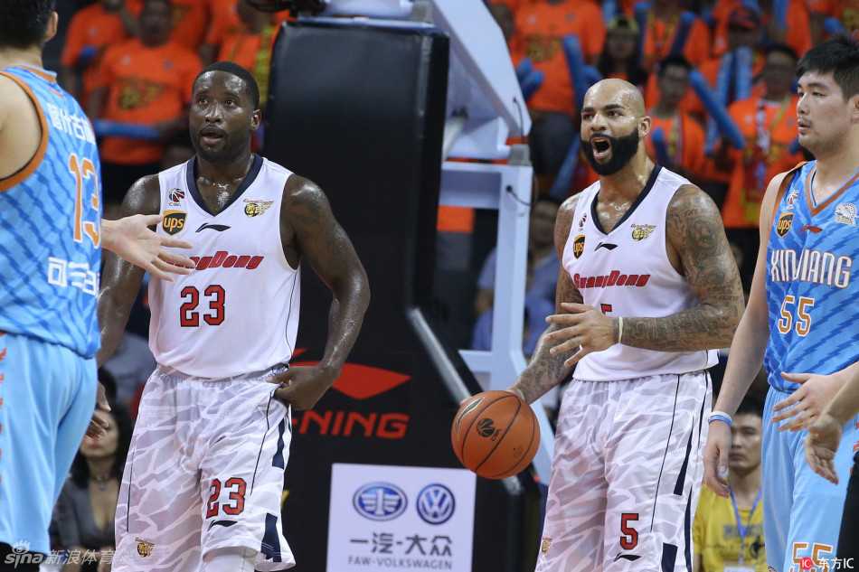 广东队的双外援布泽尔与斯隆在场上遥相呼应，仿佛在用眼神交流着战术配合，成为球队攻防两端的坚实核心。