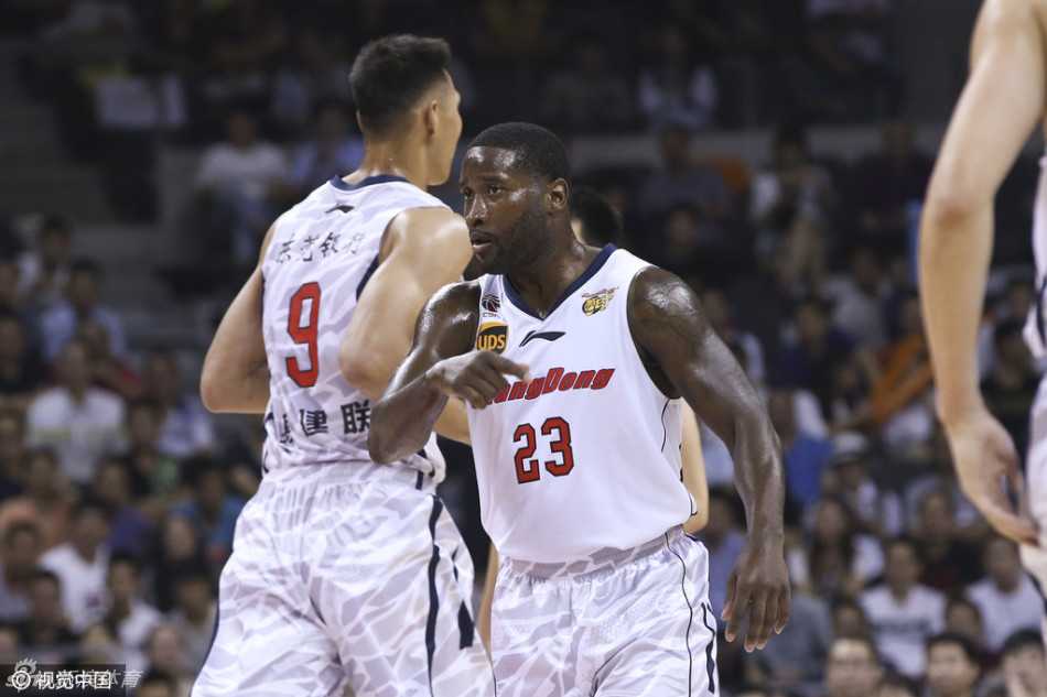 新疆队的李根在替补席上为场上的精彩回合鼓掌，眼神中透露出对激烈对抗的享受和对对手的惺惺相惜。