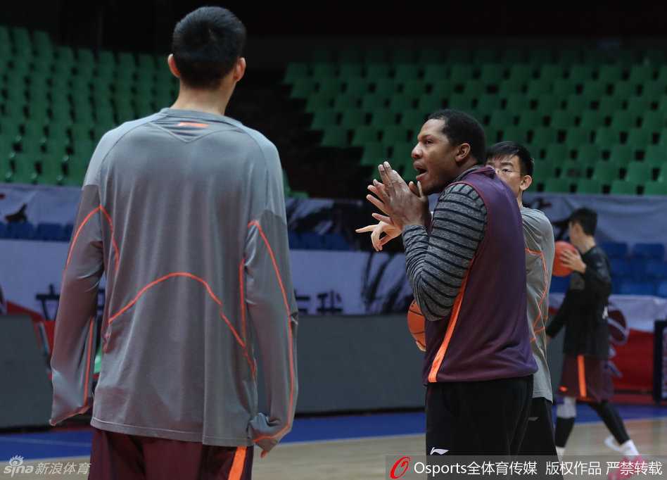 主教练李春江亲自上阵指导，他用手扶着福特森的肩膀，为他解析战术板上的跑位。福特森心领神会，两人之间的默契，是广厦队不断前进的保障。