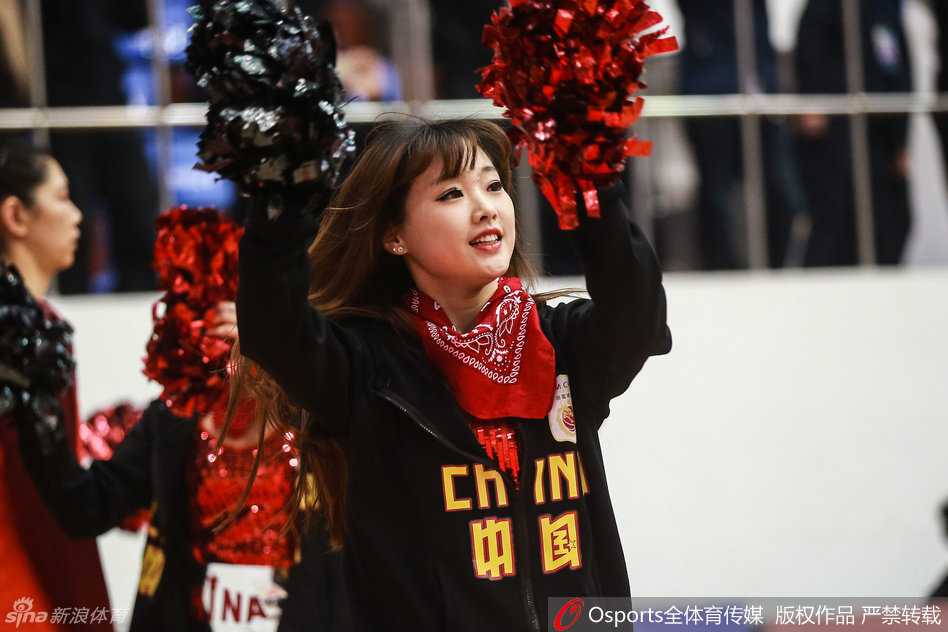 异国热舞助阵中委女篮对抗赛:激情飞扬为中国队喝彩 一名啦啦队员俏皮地眨着单眼,嘴角微微上扬,露出可爱的小酒窝,呆萌的表情让人忍不住会心一笑。