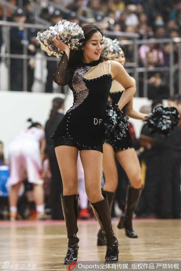 异国热舞助阵中委女篮对抗赛:激情飞扬为中国队喝彩 两位金发啦啦队员高高跃起,长发在空气中划出优美的弧线,笑容灿烂如阳光,活力四射令人心潮澎湃。