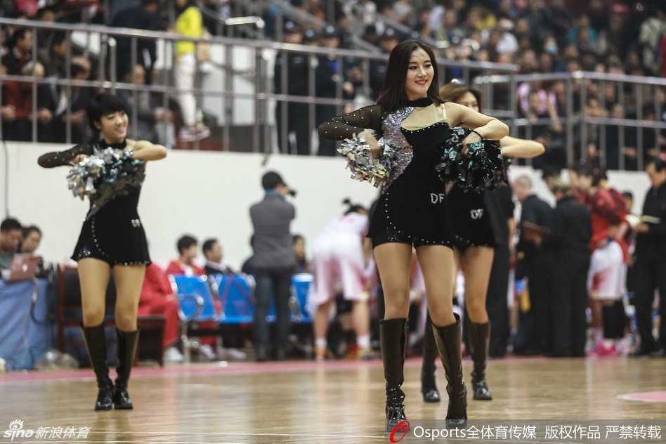 异国热舞助阵中委女篮对抗赛:激情飞扬为中国队喝彩 全体啦啦队员围成半圆形,双手在胸前比出爱心手势,面带灿烂微笑,向观众和球员表达谢意与祝福。