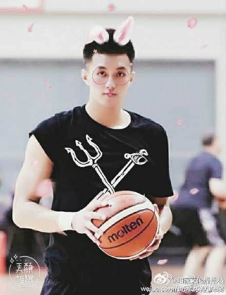 这张图中，郭艾伦的脸被嫁接到了一个憨态可掬的胖娃娃身上，脑袋后面还扎着两个俏皮的小辫子，配合他一脸无辜的表情，活脱脱一个‘超龄儿童’，让人忍俊不禁。