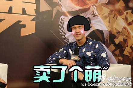 终极恶搞之作！郭艾伦的头像被安在了一个肌肉男模身上，但脸部表情却被处理得极其妩媚，眼神放电，搭配上‘求关注’的文字，喜剧效果瞬间拉满。