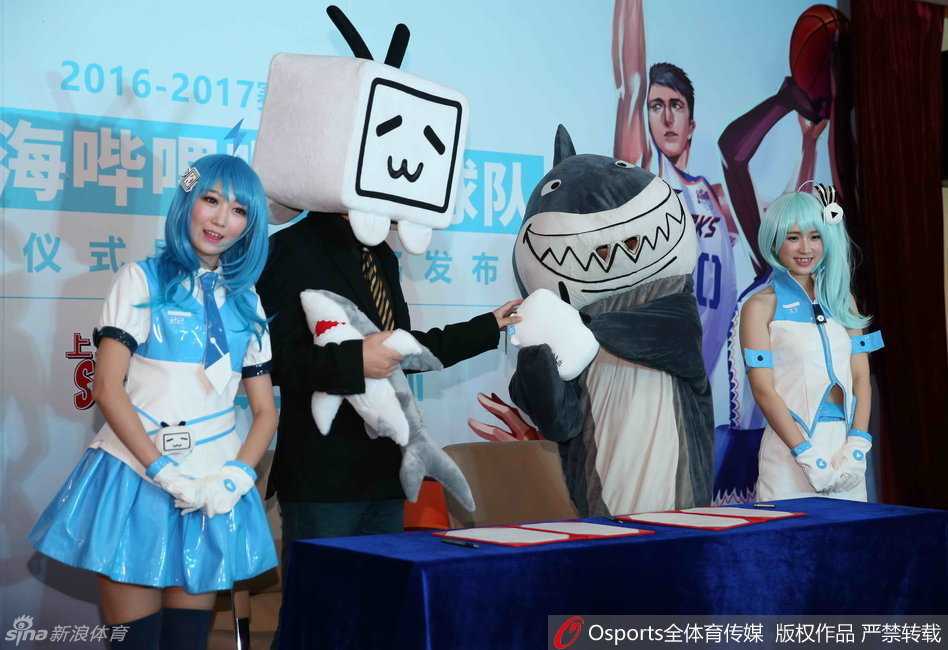 当篮球遇见二次元,姚明携众将萌动新纪元 活力四射的二次元萌妹化身篮球应援团,身穿水手服用最甜美的舞姿为上海男篮打Call,瞬间融化源深体育馆的钢铁直男心