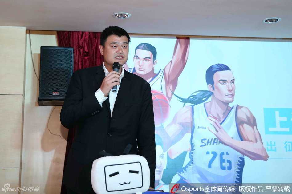 当篮球遇见二次元,姚明携众将萌动新纪元 上海男篮颜值担当刘晓宇身穿新赛季战袍亮相,帅气面庞搭配坚毅眼神,他将在新赛季担任起穿针引线与攻城拔寨的双重重任