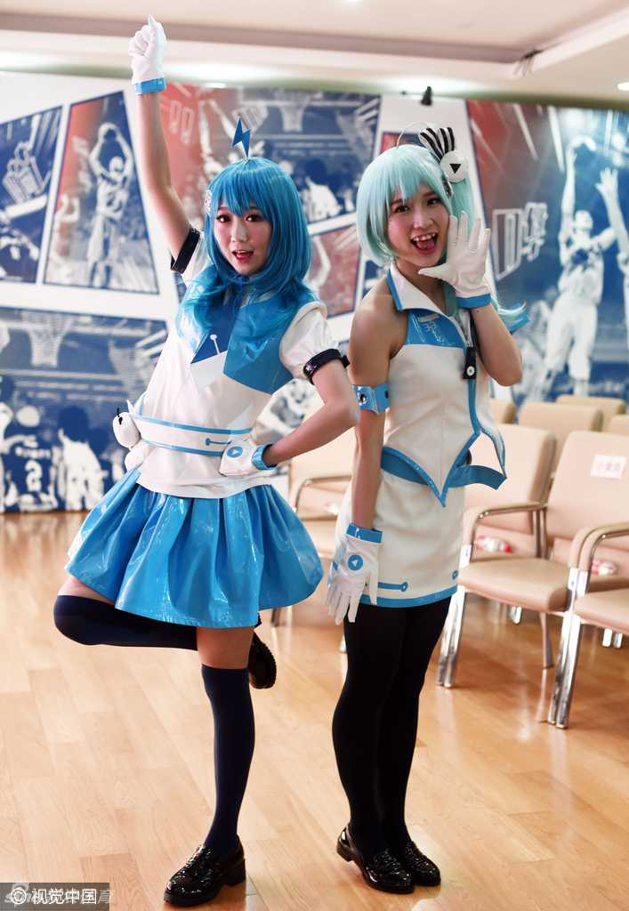 当篮球遇见二次元:姚明和他的“上海哔哩哔哩篮球队”破壁出征 在上海男篮源深体育馆的出征仪式上,几位装扮成B站知名形象2233娘的Coser,穿着蓝白相间的水手服,伴随着欢快的动漫音乐在舞台中央跳起了宅舞,瞬间点燃了现场年轻观众的热情。
