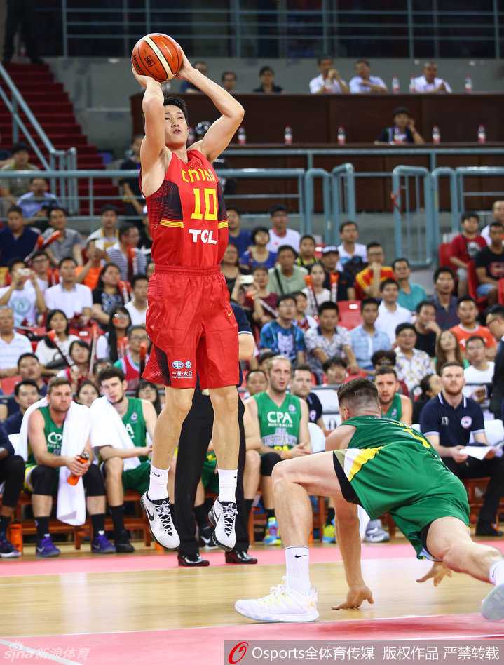 忆中国男篮峥嵘岁月:宫鲁鸣挂帅的铁血一代与他们的拼搏印记 队长周鹏果断中距离跳投,手起刀落,用稳定的投篮为球队添分。
