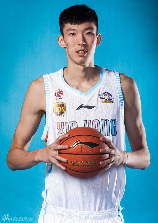 昆明海埂基地的阳光下，郭艾伦和周鹏等队员正在进行折返跑训练，脸上挂满汗水，眼神却异常坚定，高原的稀薄空气挡不住他们为奥运拼搏的炽热之心。