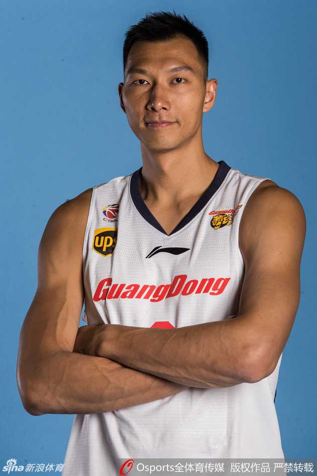 男篮核心易建联神情专注，在训练中目光如炬，举手投足间尽显球队领袖的沉稳与霸气，仿佛在无声地鼓励着身旁的年轻队员。