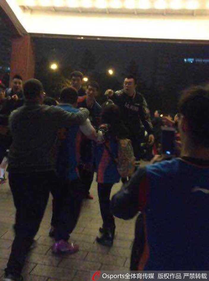 怒火锦江夜:回看辽篮与四川球迷那场无法遗忘的冲突 深夜的酒店门口一片混乱,多名身穿制服的人员试图挤进人群中心拉开斗殴双方,外围的球迷仍在举着手机拍摄,闪光灯与喧哗声交织。