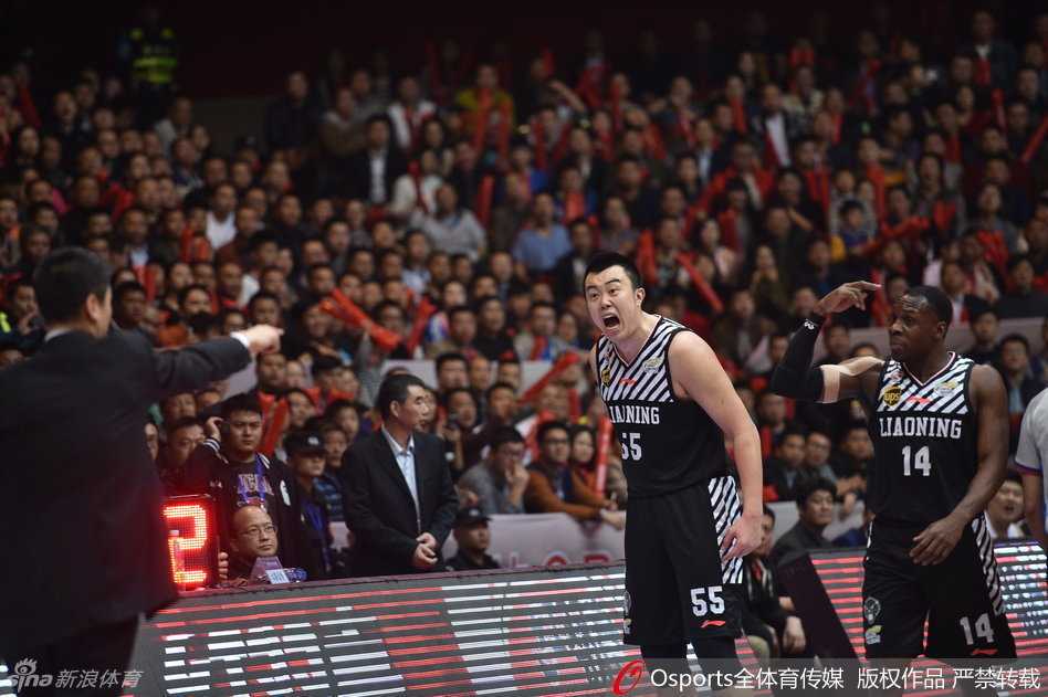 四川外援哈里斯命中关键三分后极度兴奋，他张大嘴巴纵情怒吼，紧握双拳向场边球迷展示着强健的肌肉，霸气尽显